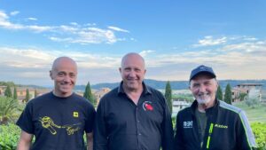 Moto, la prima edizione di 1000 sassi. 800 km su strade bianche che passano anche nel senese