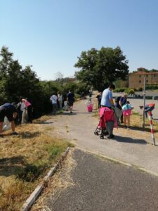 "Plastic free", bambini e volontari raccolgono rifiuti a Castellina Scalo