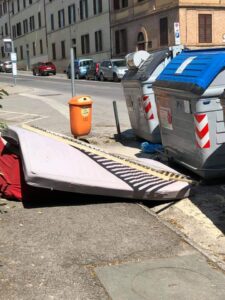 Siena: materasso e rete abbandonati accanto ai cassonetti in Via Biagio di Montluc