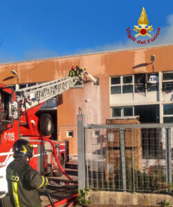 Poggibonsi, prende fuoco capannone per lo stoccaggio di pannelli solari