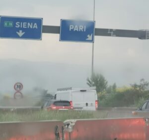 Siena-Grosseto, auto contro il new jersey e traffico rallentato