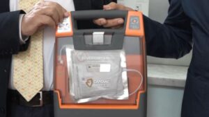 L'appello su RadioSienaTv ha funzionato: donati due defibrillatori al Liceo Galilei