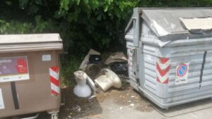 Degrado in strada di Ficareto: discarica a cielo aperto nella piazzola dei cassonetti