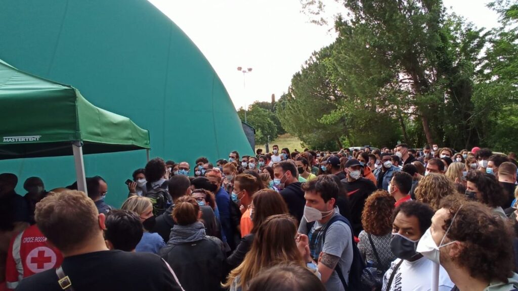 Open day vaccinale al PalaGiannelli: lunghe file e qualche tensione