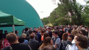 Open day vaccinale al PalaGiannelli: lunghe file e qualche tensione