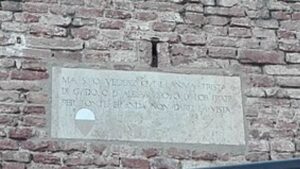 Lapidi con i versi della Divina Commedia a Siena: pronto il restauro da parte del Lions Club