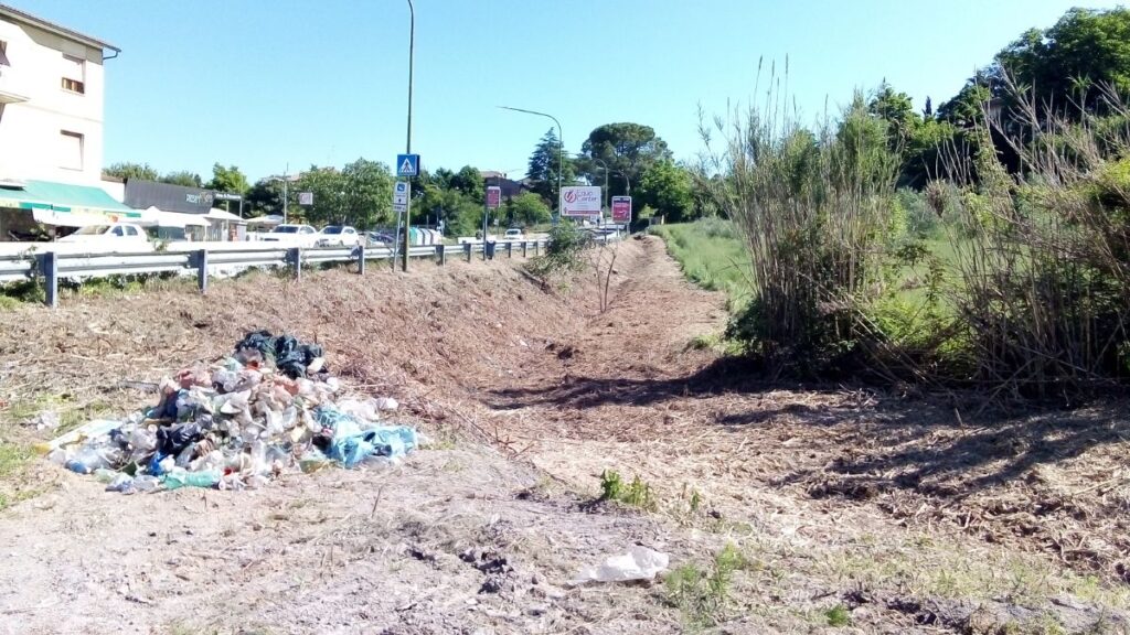 Rifiuti abbandonati in un corso d'acqua: intervento del Consorzio di Bonifica 6TS