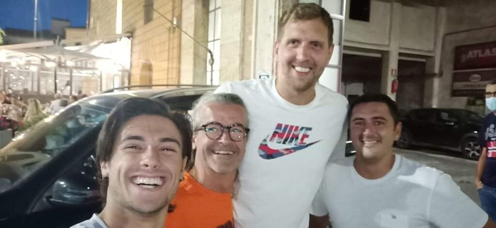 L'ex stella Nba Dirk Nowitzki a spasso per Siena