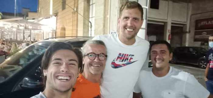 L'ex stella Nba Dirk Nowitzki a spasso per Siena