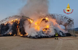 Incendio nella notte alle porte di Siena, indagini in corso