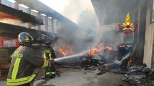 Greve in Chianti, incendio nella notte in una falegnameria