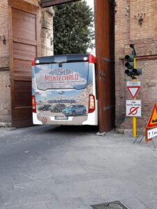 Siena, bus rimane incastrato nella porta di Camollia