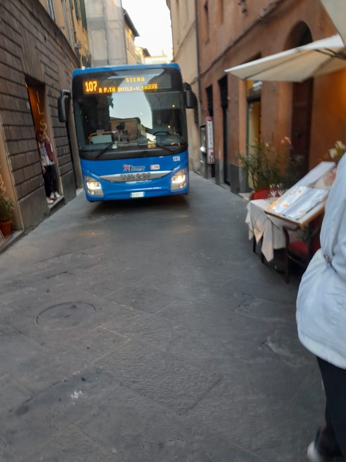 Via Camollia, il bus transita nonostante il divieto