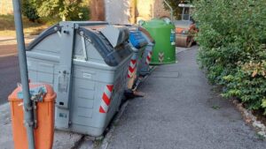 Ripuliti i cassonetti in via Biagio di Montluc