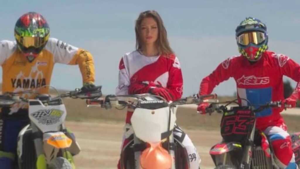 La pilota senese Elisa Galvagno nel videoclip di Jovanotti e Morandi "Allegria"