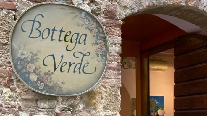 Pienza, accordo raggiunto tra Bottega Verde e sindacati: il punto vendita rimane