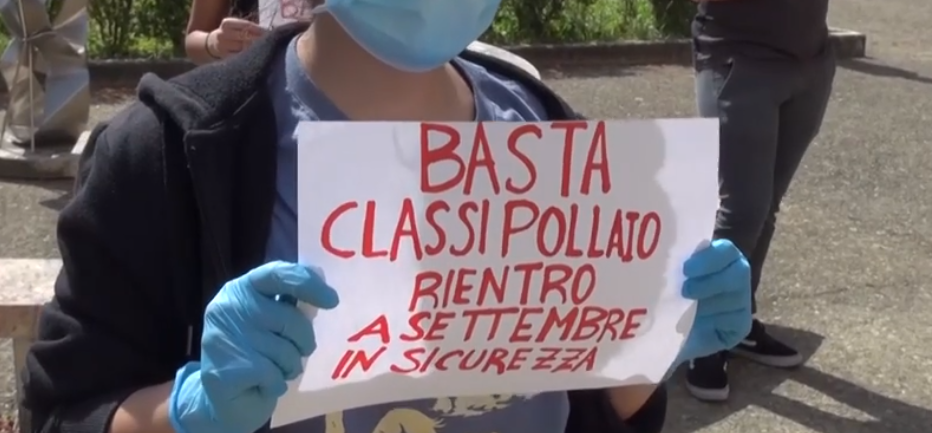 Monna Agnese: accorpate due classi, la rabbia dei genitori. "28 alunni, impossibile rispettare le norme Covid"