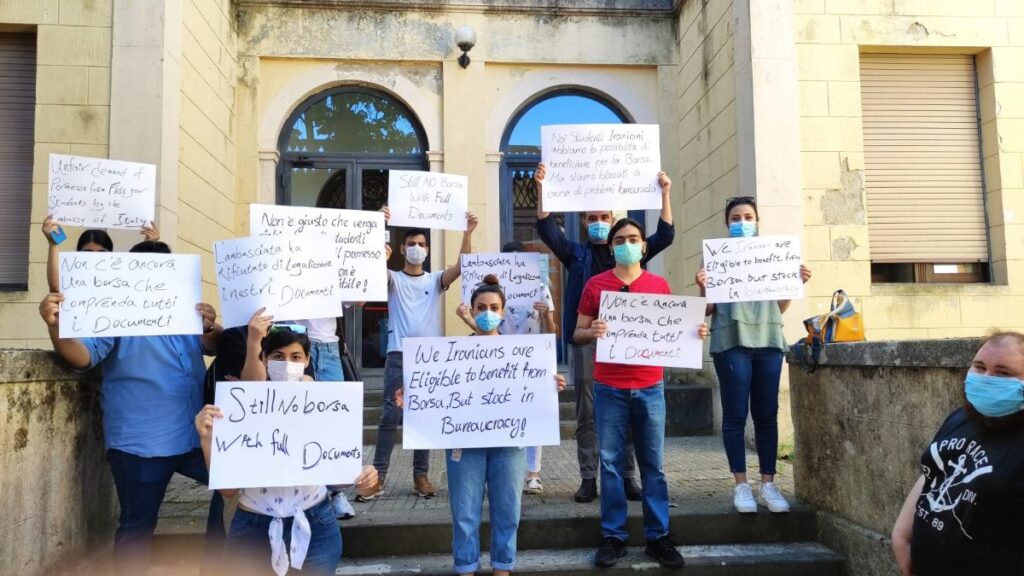 Legalizzazione dei documenti per le borse di studio, presidio degli studenti davanti al DSU