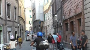 Traffico intenso a tutte le ore in via Camollia: la rabbia di esercenti e abitanti