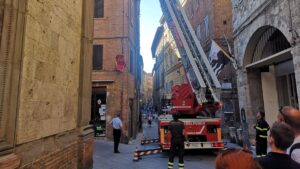 Cadono pezzi di intonaco in Via Montanini: intervento dei Vigili del Fuoco