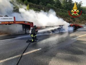 Siena-Grosseto, a fuoco il rimorchio di un autocarro