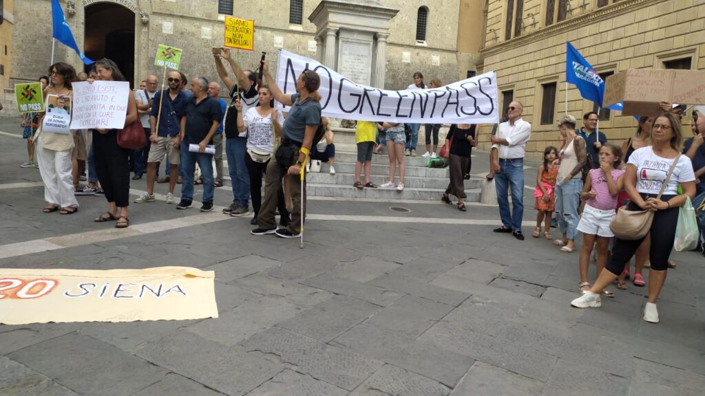 Siena: in piazza Salimbeni la manifestazione contro il green pass