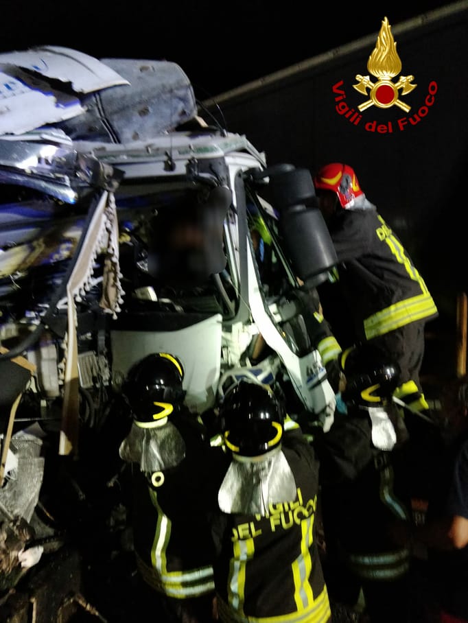 A1, scontro tra mezzi pesanti: intervento dei vigili del fuoco di Siena