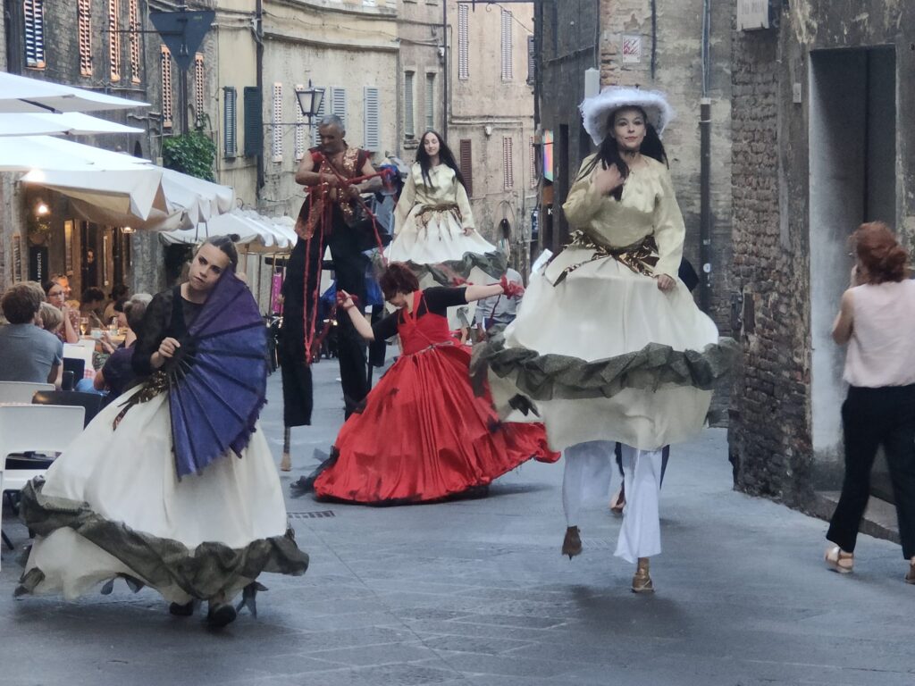 Siena, in piazza San Francesco lo spettacolo di trampolieri e giocolieri