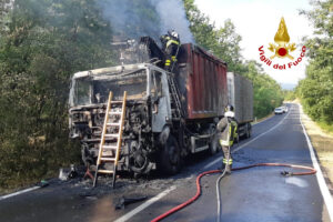 Monte Amiata, prende fuoco un autotreno