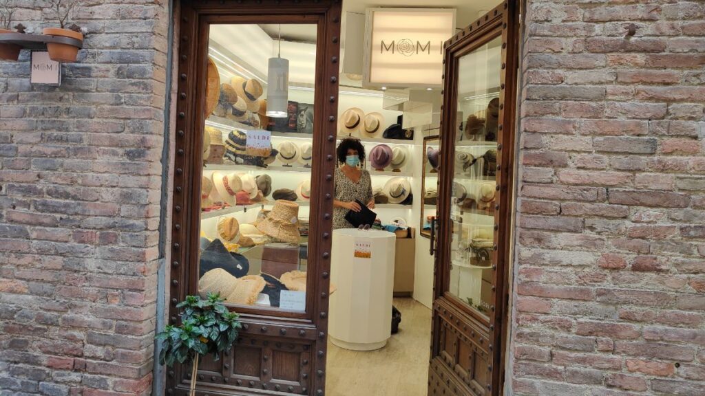 A settembre chiude Momi, la piccola elegante boutique di cappelli nel centro storico di Siena