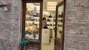 A settembre chiude Momi, la piccola elegante boutique di cappelli nel centro storico di Siena