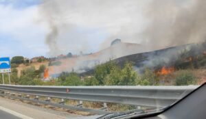 Scoppia incendio lungo la Siena-Bettolle
