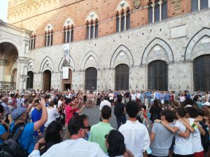 16 Agosto 2021: il grido dei senesi riecheggia in Piazza del Campo