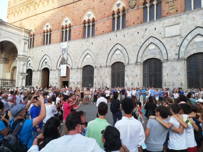 16 Agosto 2021: il grido dei senesi riecheggia in Piazza del Campo