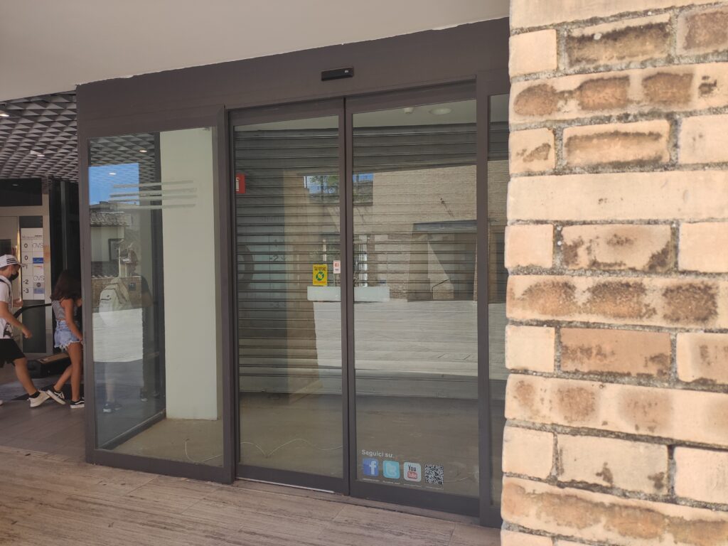 Siena: Galleria Metropolitan, negozio cinese nel fondo ex Universo Sport