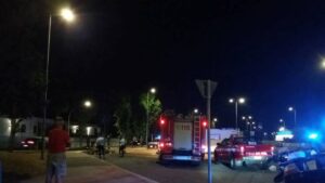 Paura a Follonica, albero cade sulla ciclabile nella notte di Ferragosto