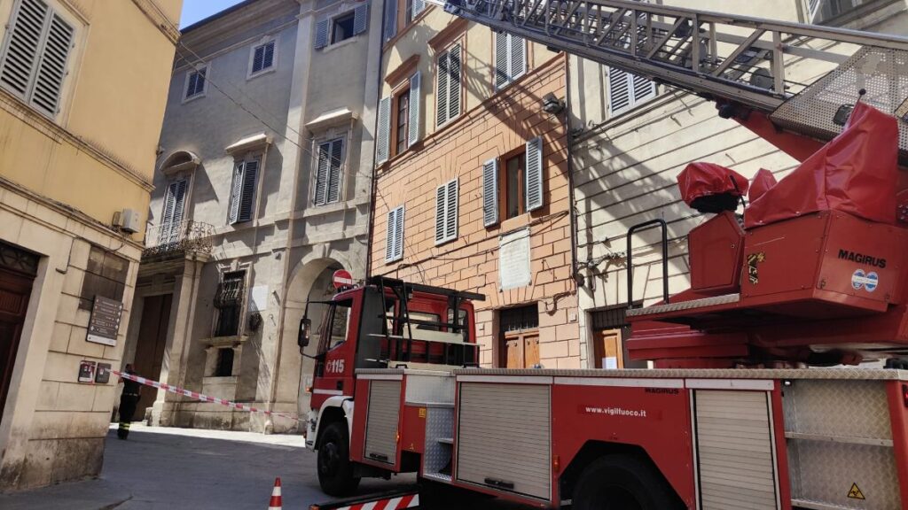 Cade cornicione nel centro storico di Siena: intervengono i Vigili del Fuoco