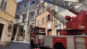 Cade cornicione nel centro storico di Siena: intervengono i Vigili del Fuoco