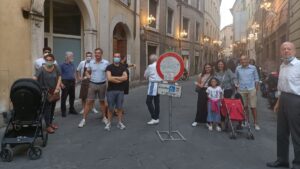 Camollia, la protesta di esercenti e residenti: sit-in per bloccare il transito