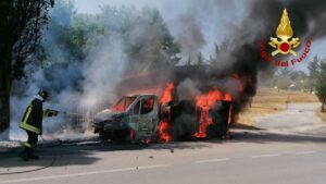 Sarteano, furgone prende fuoco: intervengono i Vigili del Fuoco