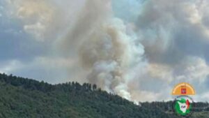 Incendio boschivo sul Monte Aquilaia, il fumo arriva anche in provincia di Siena