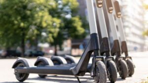 Monopattini elettrici, Giani proporr&agrave; una legge per l'uso obbligatorio del casco in Toscana