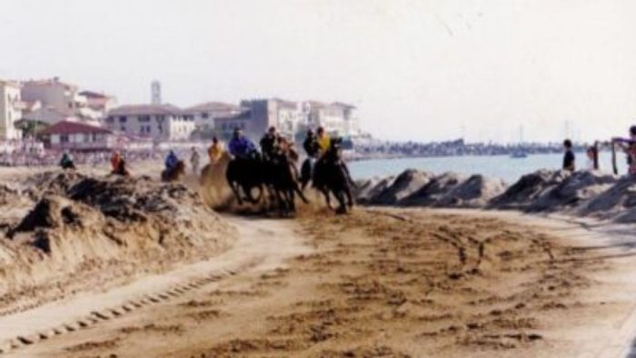 Palio della Costa Etrusca: le leggende Aceto e Bastiano si raccontano sul palco