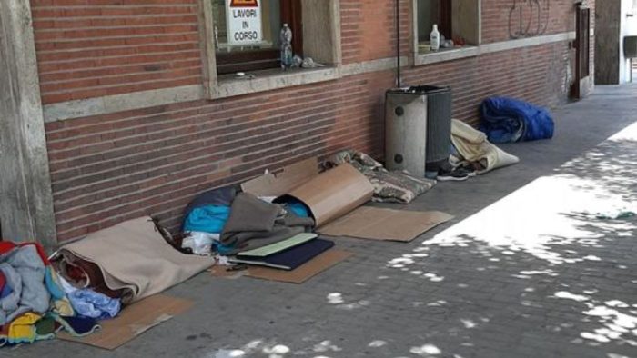 Senzatetto tra la stazione e San Marco, il Comune intensifica i controlli anti degrado