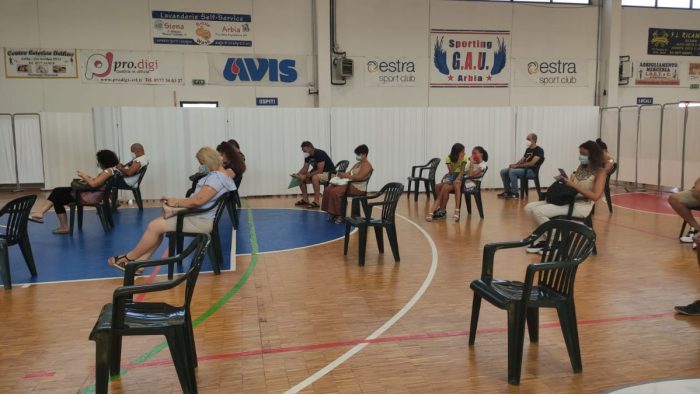 Inaugurato l'hub vaccinale al palasport di Arbia