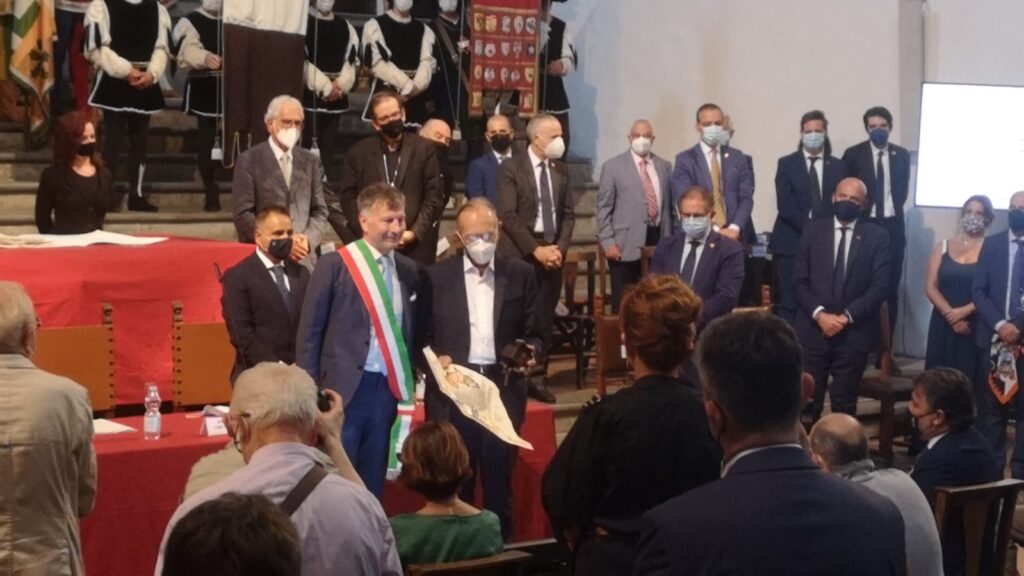 Premio Mangia, la medaglia a don Sergio Volpi presentata da Luca Luchini