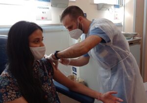 Covid: tanti gli stranieri alla seduta di vaccinazione alle Scotte