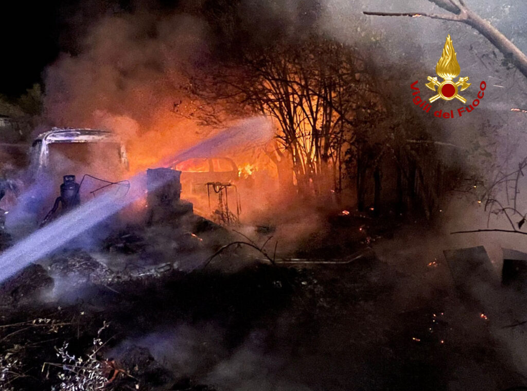 Siena: brucia rimessa agricola, vigili del fuoco domano incendio