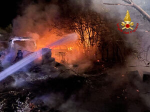 Siena: brucia rimessa agricola, vigili del fuoco domano incendio