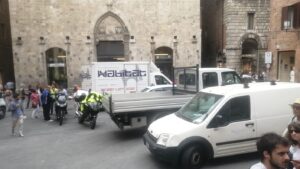Siena: parcheggio selvaggio di furgoni in piazza Tolomei